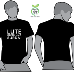 Um layout do desenho da camiseta básica preta com a estampa branca contendo a frase escrita no centro do tórax: 'Lute como uma surda!'